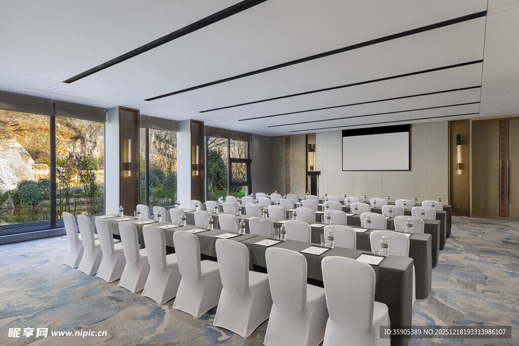宽敞明亮的现代会议室