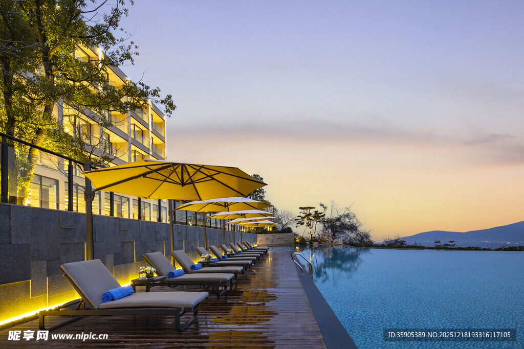 黄昏下的泳池休闲区域