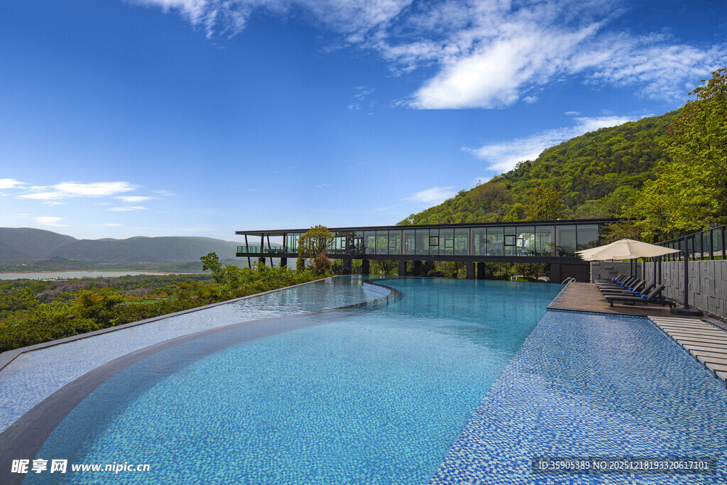 山间泳池享自然美景