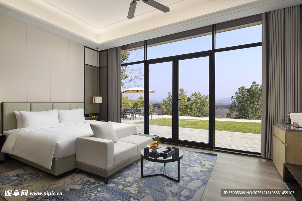 现代简约风卧室带落地窗