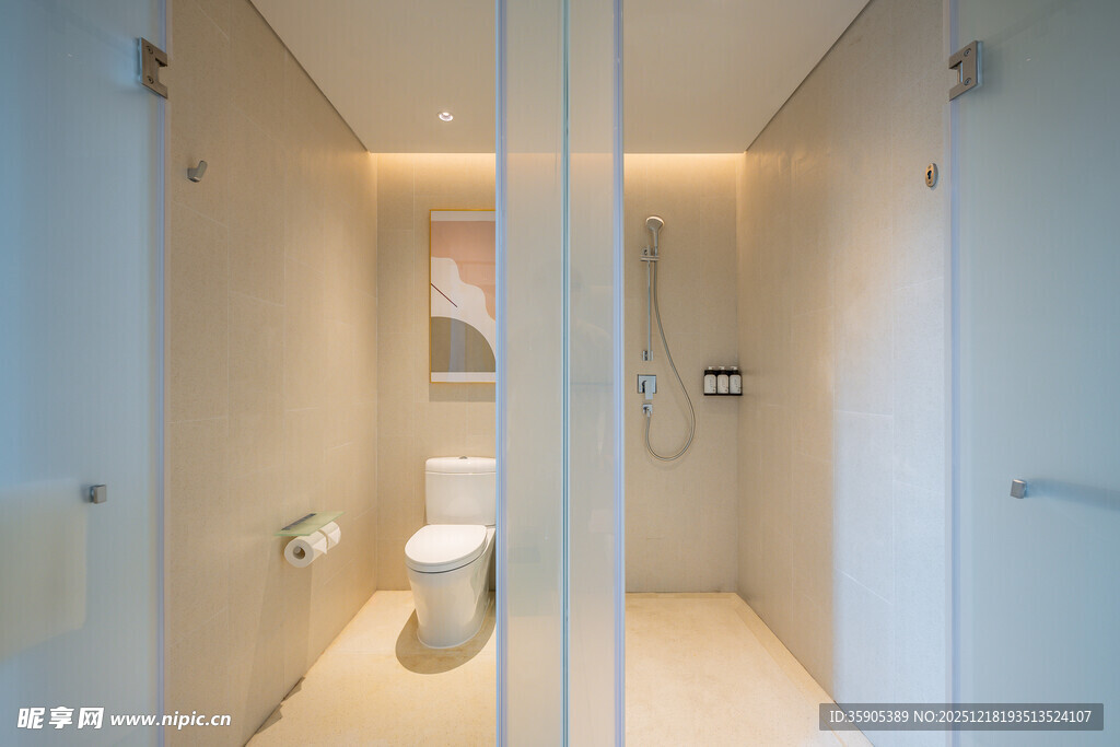 现代简约风格玻璃隔断卫生间