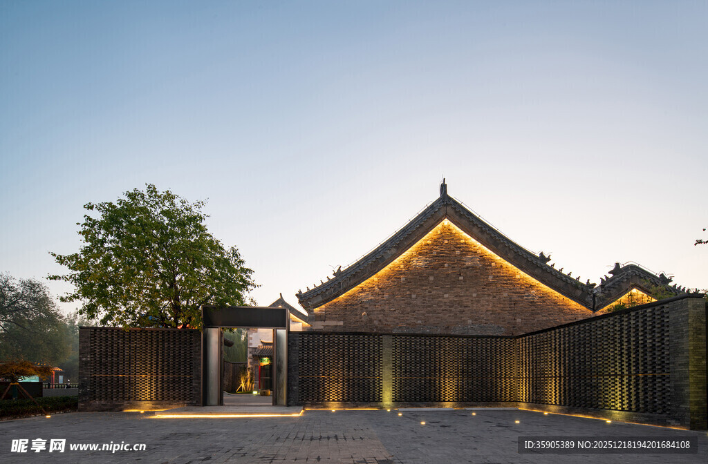 中式传统风格建筑夜景