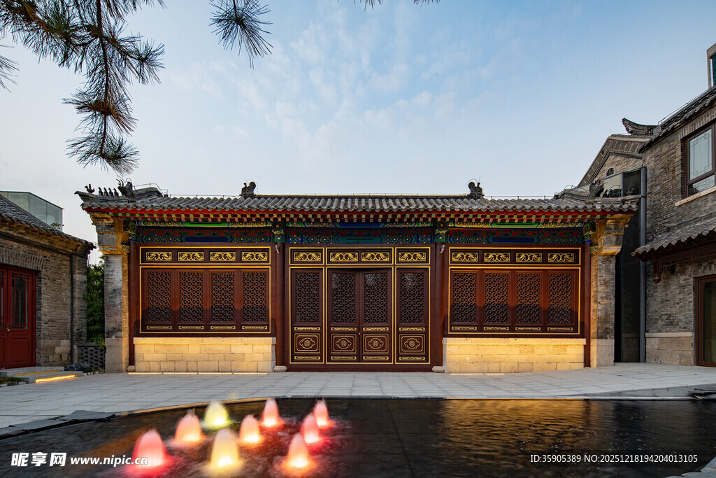 中式古建前的烛光水景