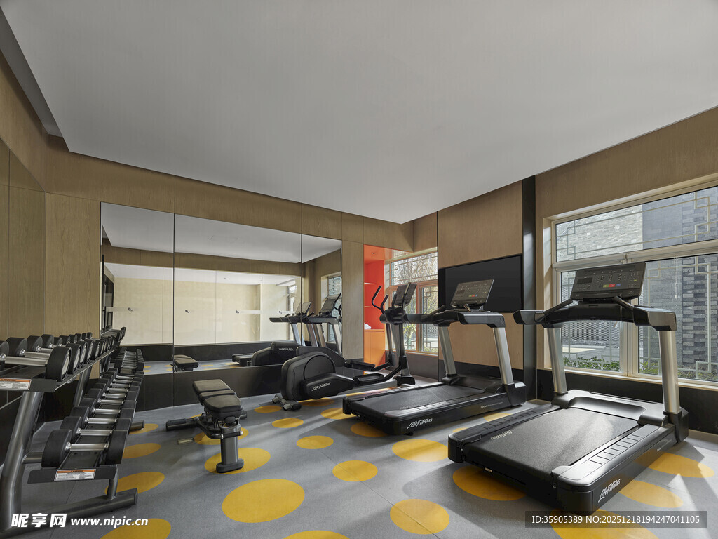 现代健身房室内健身设备场景