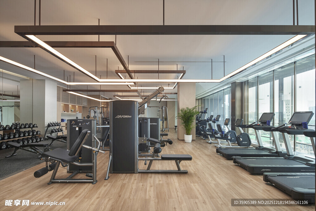 现代宽敞健身房内部场景