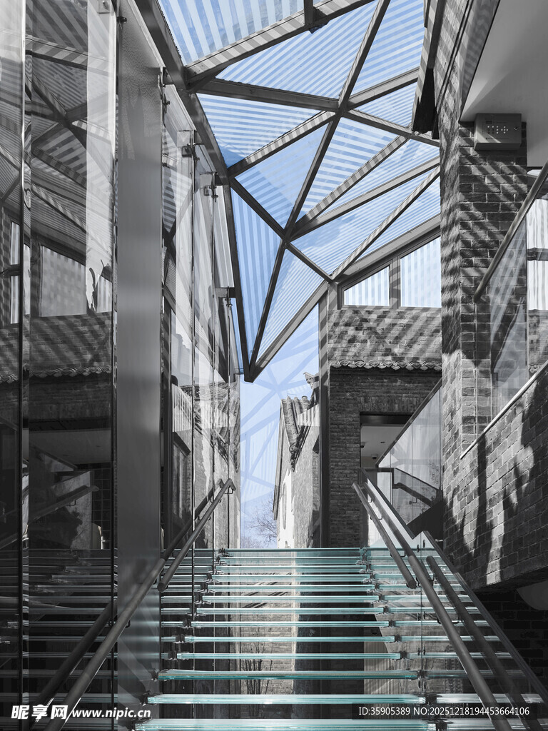 现代建筑中庭玻璃楼梯景观