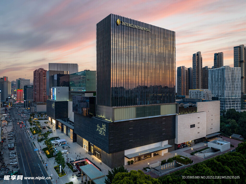 城市黄昏中的现代高楼大厦