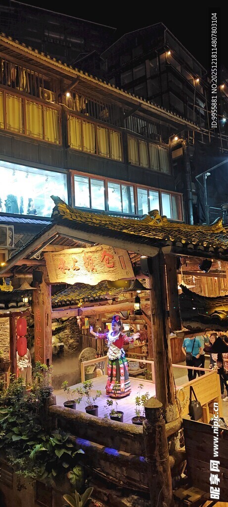 古街商铺烟火气十足