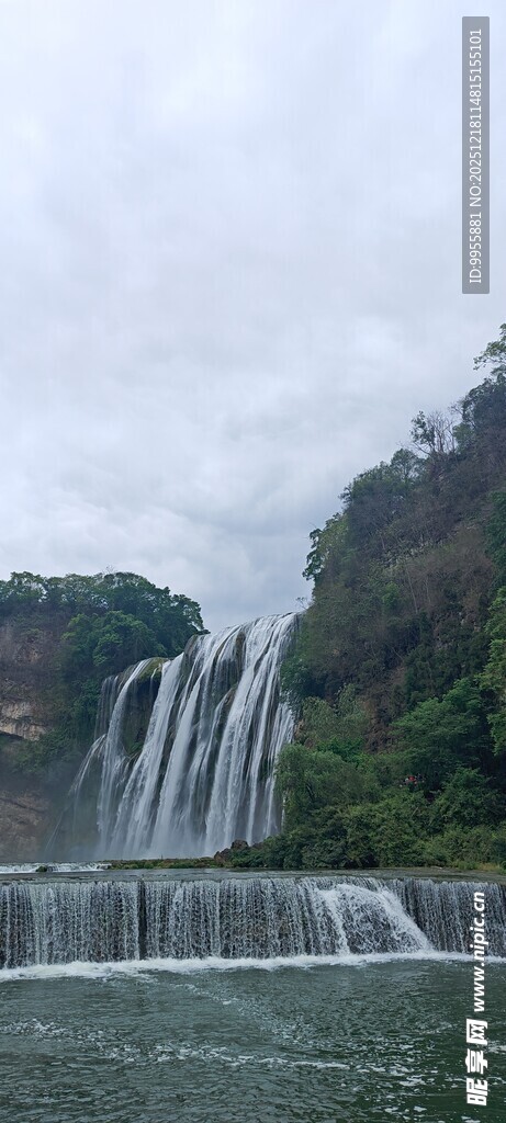 贵州黄果树壮观瀑布下的山水景致