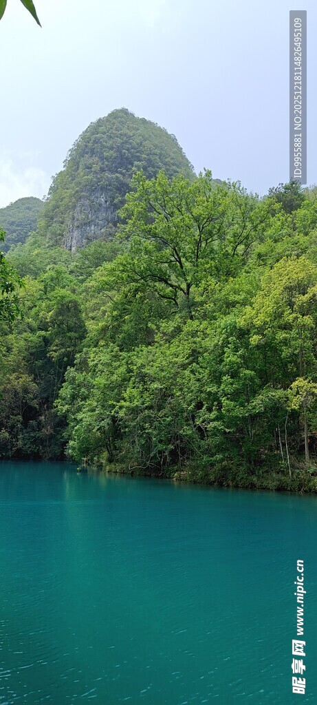贵州黄果树青山绿水间的幽蓝湖水