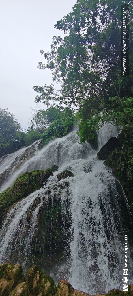 贵州黄果树小七孔千山间瀑布美景
