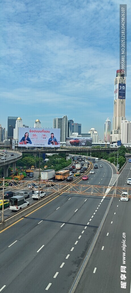 泰国曼谷城市公路与远处高楼景观