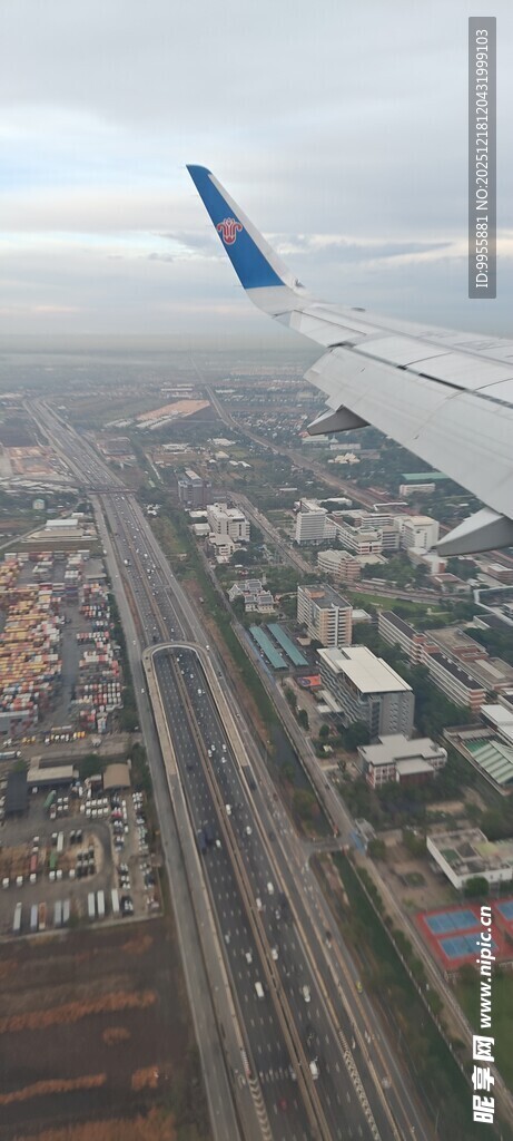 泰国曼谷芭飞机视角下的城市景观