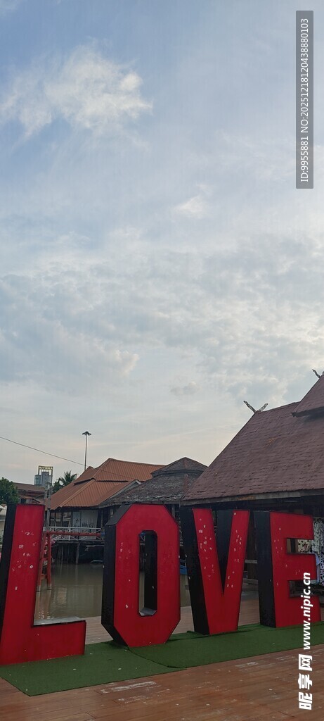 泰户外大型红色LOVE字母景观