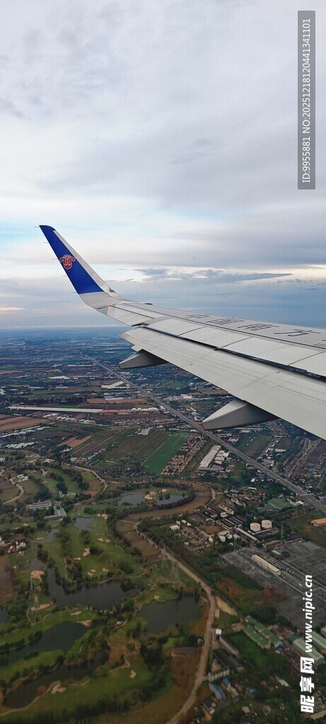 泰国曼谷芭飞机机翼下的城市景观