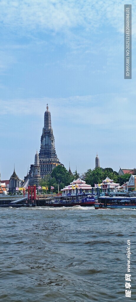 泰国曼谷芭提雅河畔寺庙景观