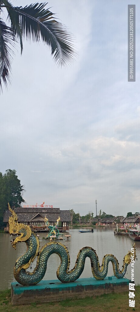 泰国曼谷芭提雅湖边多彩雕塑景观