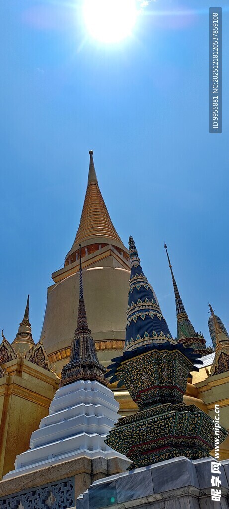泰国曼谷芭阳光下的华丽寺庙建筑