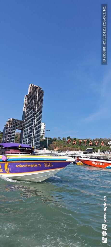 泰国曼谷海滨多彩船只与高楼景观