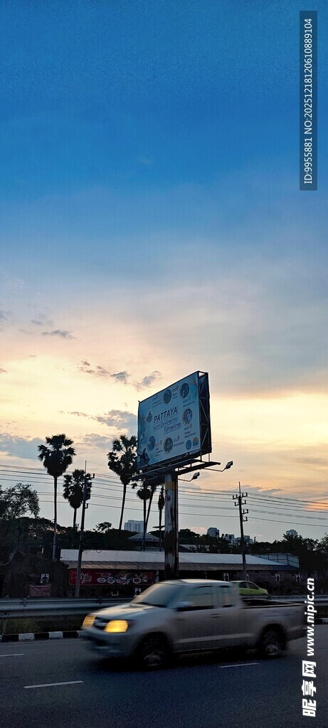 泰国曼谷芭提公路旁的大型广告牌