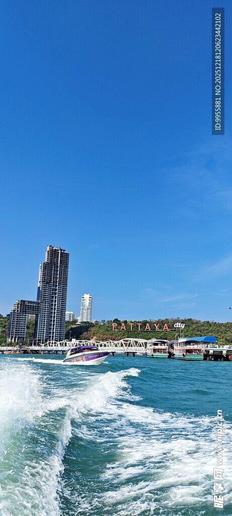 泰国曼谷海上破浪赏城市高楼美景