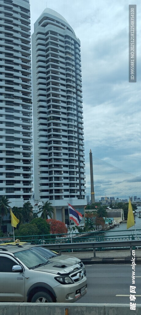 泰国曼谷城市高楼与道路上的车辆