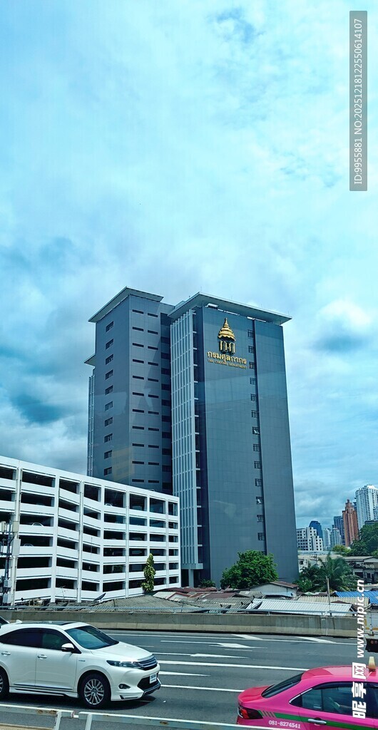 泰国曼谷芭城市道路旁的高楼建筑