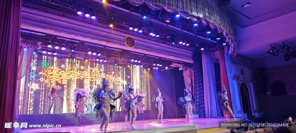 泰国曼绚丽舞台灯光下的表演场景
