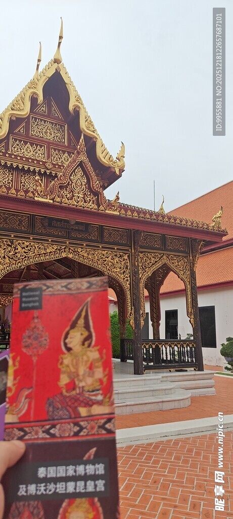 泰国曼泰国寺庙前的红色装饰摆件