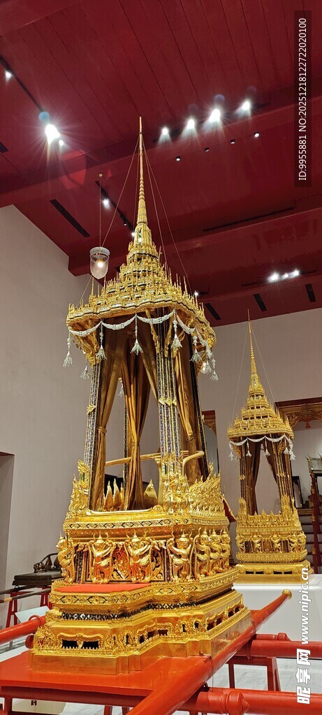 泰国曼谷芭泰国传统金色华丽神轿