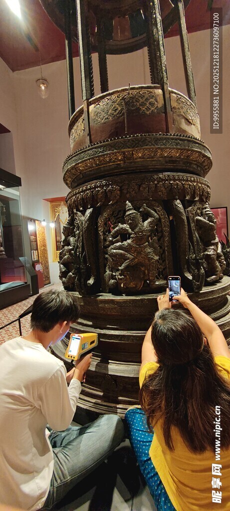 泰国曼游客参观古代大型青铜器物