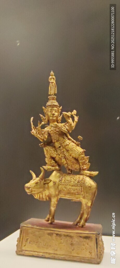泰国曼谷芭提雅金色骑兽神像雕塑