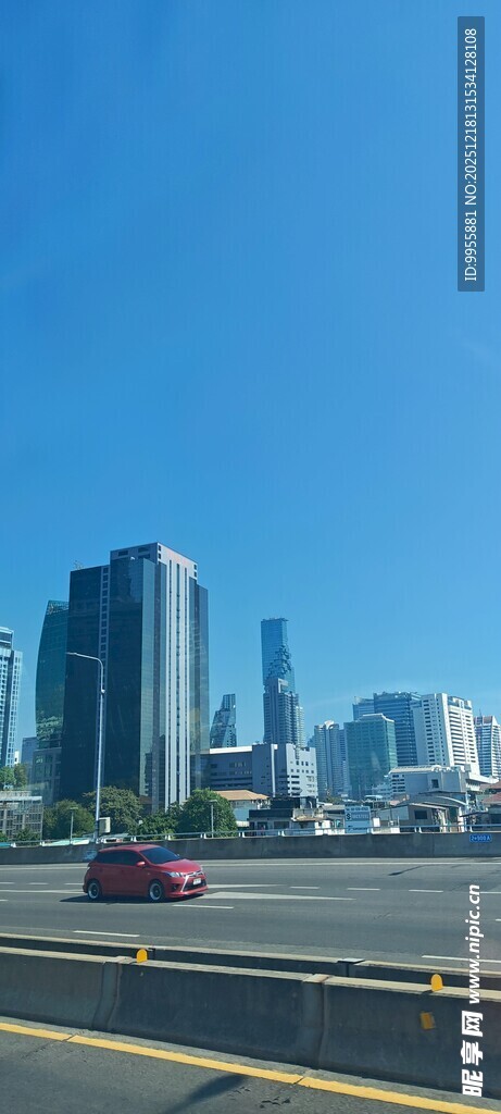 泰国曼谷芭城市公路旁的高楼景观