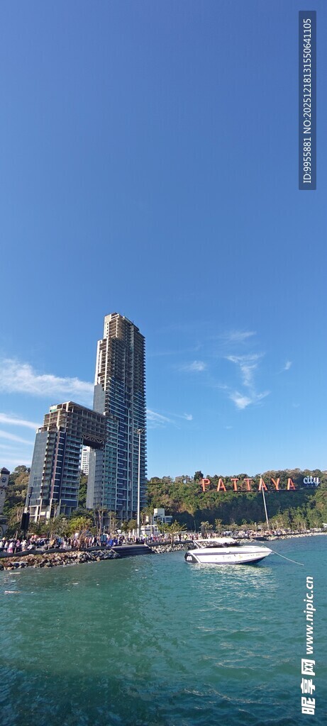 泰国曼谷海滨城市高楼与船只景观