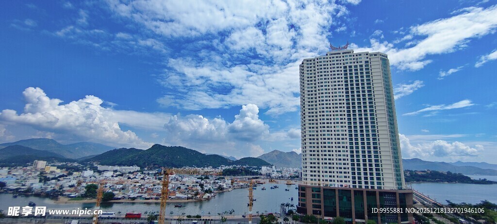 越南芽庄城市高楼与蓝天白云景观