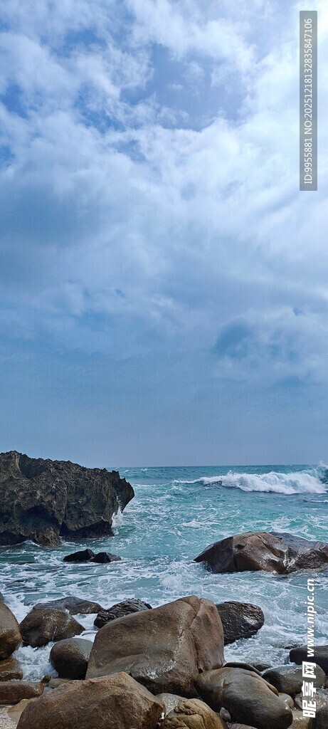 越南芽庄海边礁石与翻涌的云层
