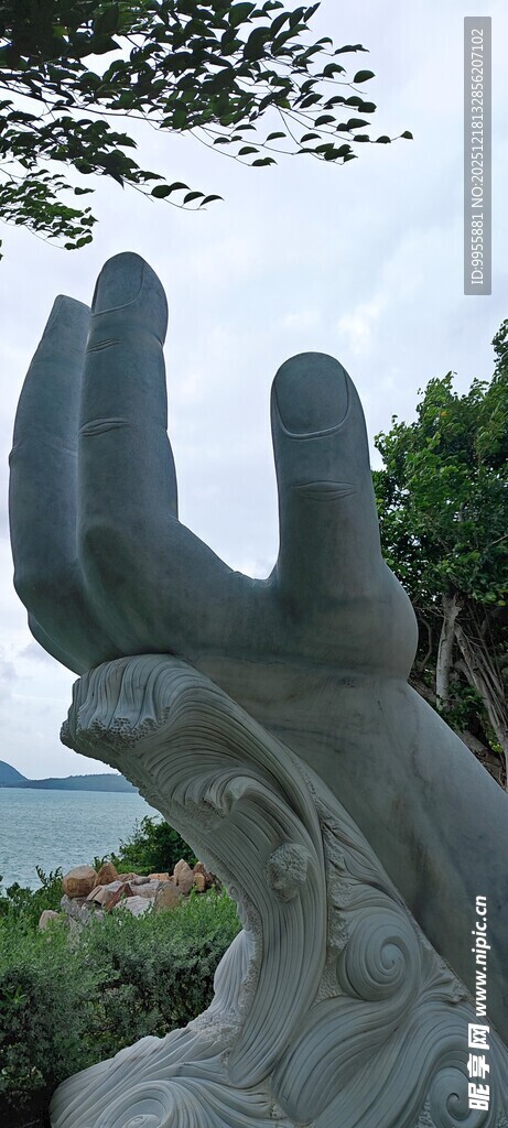 越南芽庄海边巨型手掌雕塑景观
