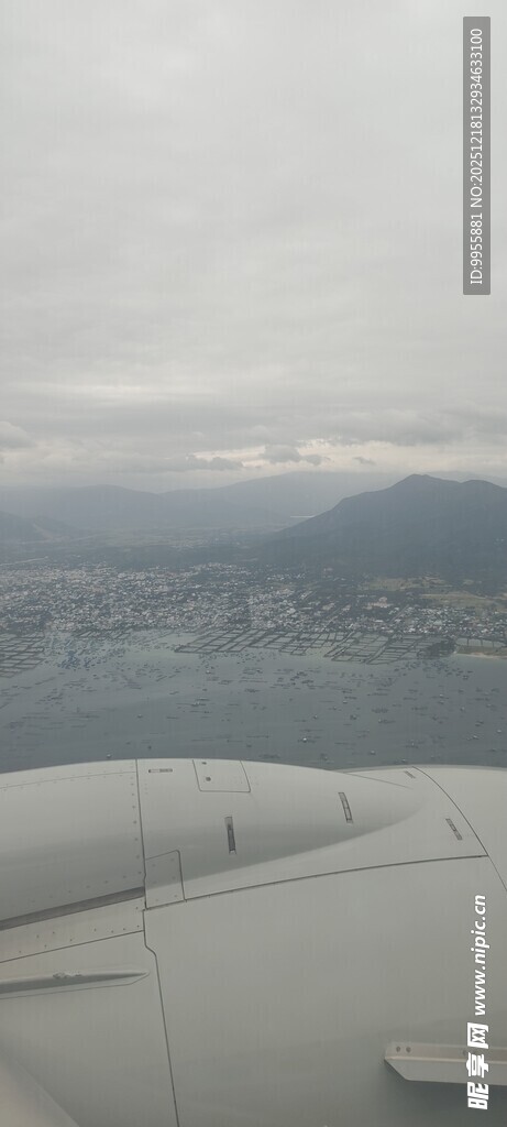 越南芽庄飞机窗外的云海山峦