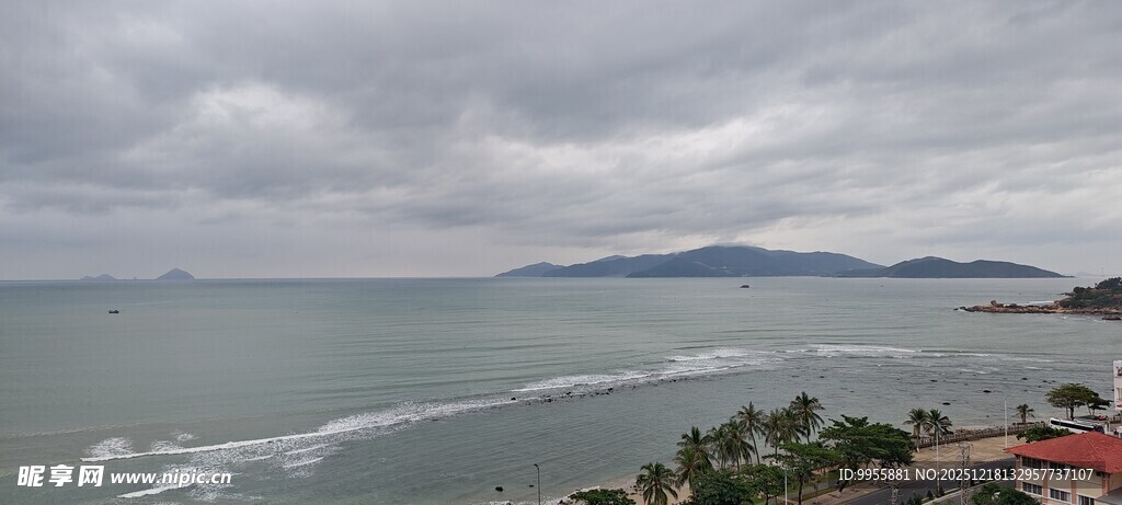 海滨风光海面与远山景色