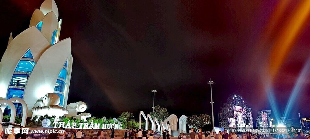 越南芽夜晚璀璨灯光下的梦幻建筑