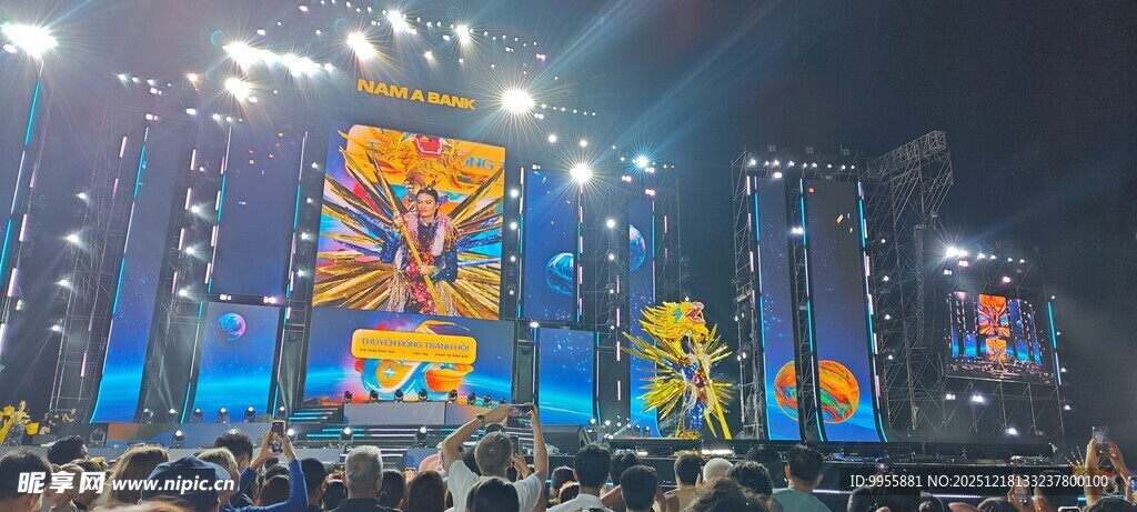 越南芽庄舞台灯光璀璨的演出场景