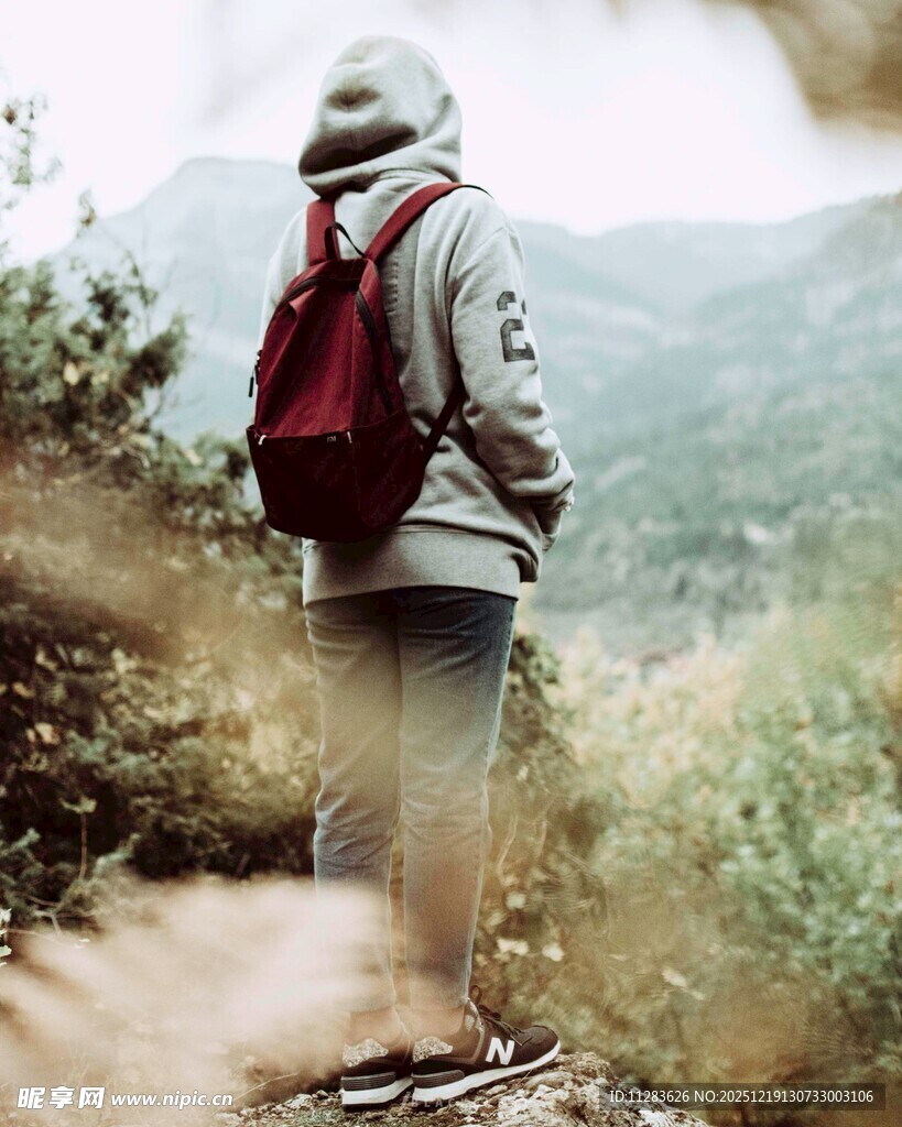 徒步者于山林间眺望远方