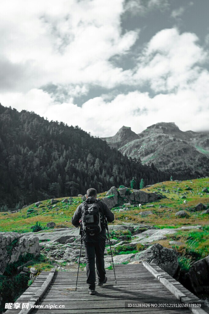徒步者穿行于山间木栈道