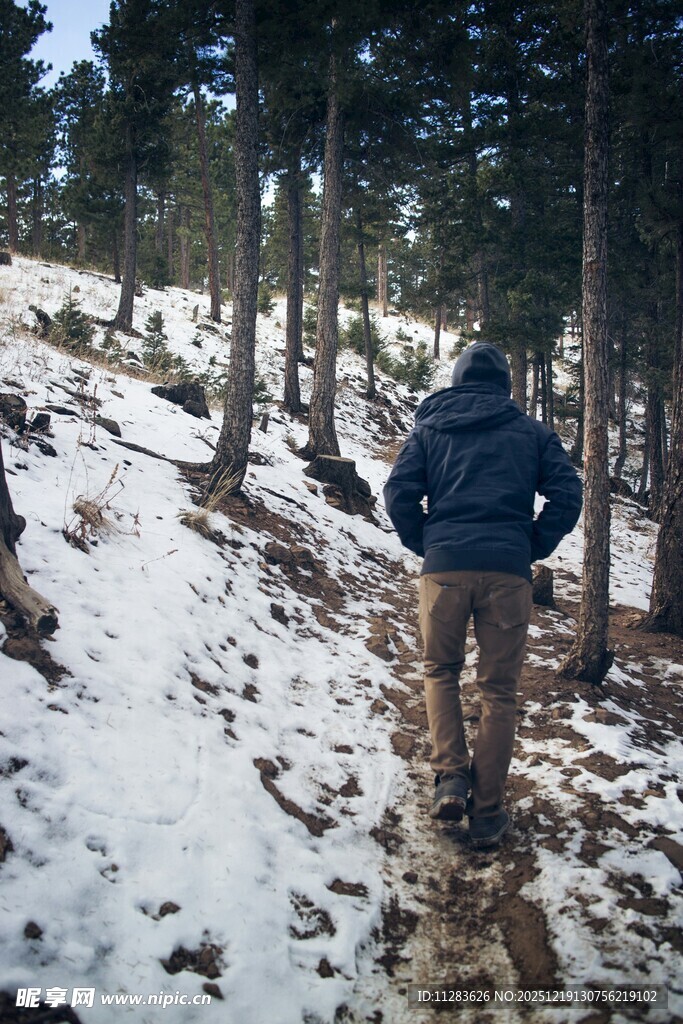 冬日山林徒步者