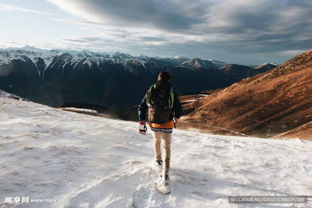 徒步者在雪山间前行