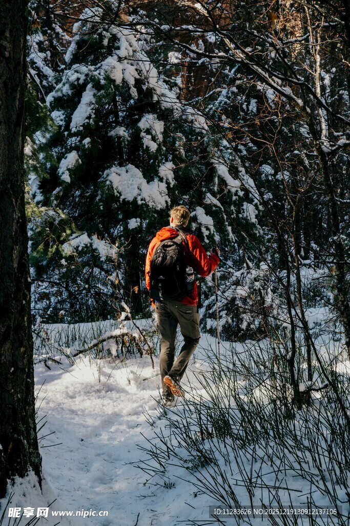 雪地中穿行的户外徒步者