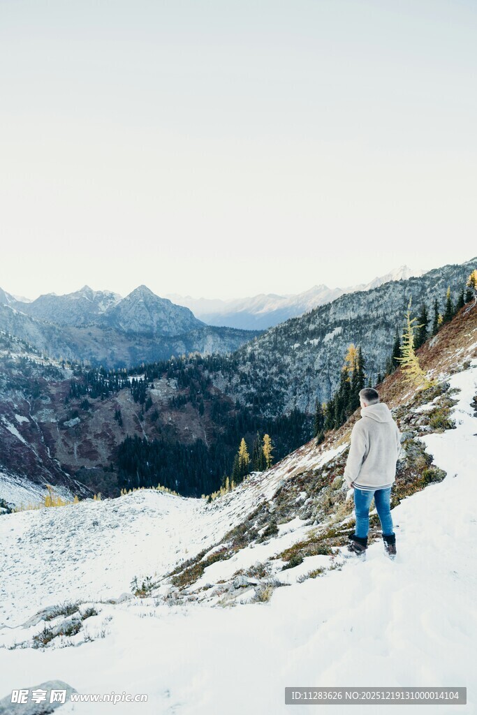 雪地徒步者的山间美景