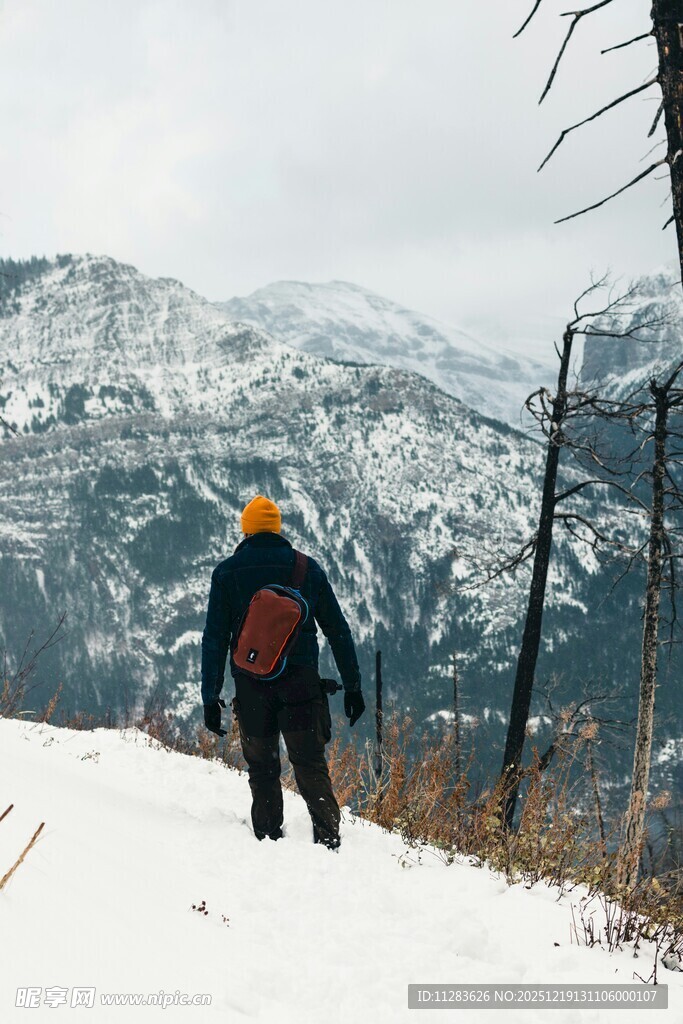 徒步者于雪山间前行