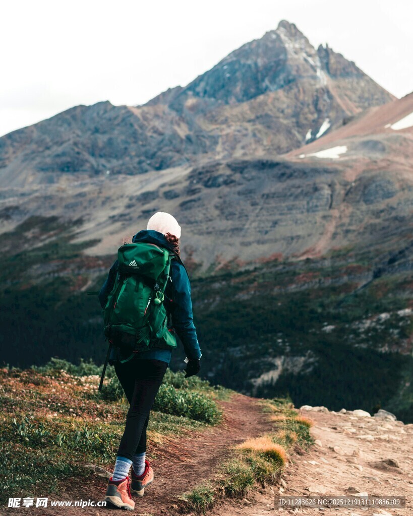 徒步者穿行于山间小道