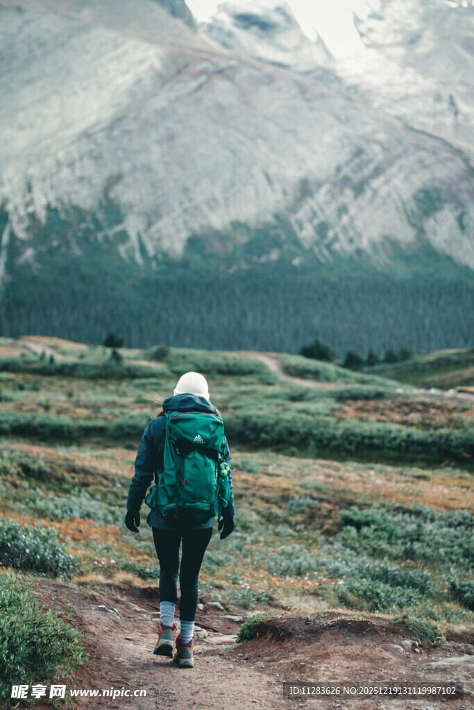 徒步者穿行于山间美景